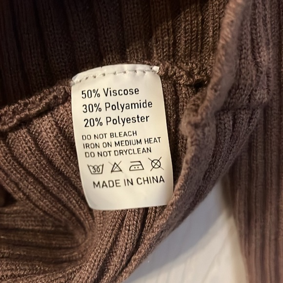 Woman’s Open Neck Sweater NWT - Picture 5 of 8